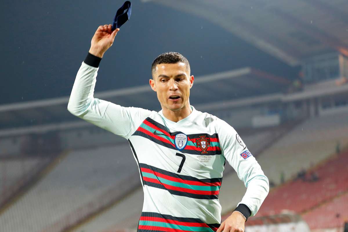 lavraieinfo.com cristiano ronaldo se fait demonter apres son jet de brassard 01