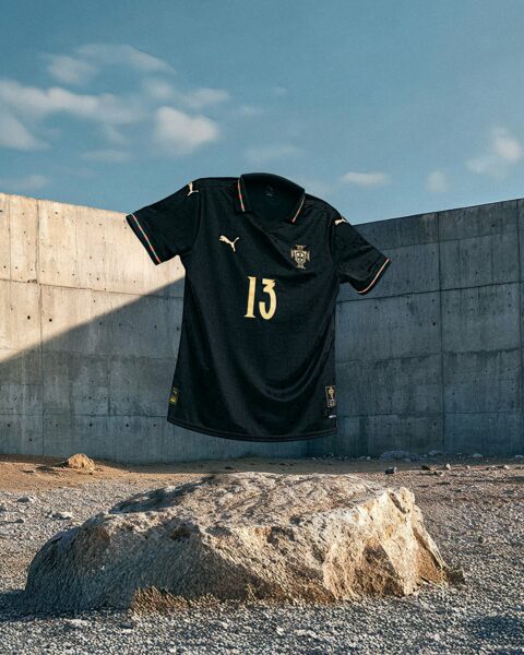 Le Portugal dévoile un sublime maillot en hommage à sa légende Eusébio (photos) 2 G45a0NPWIAAJQOS