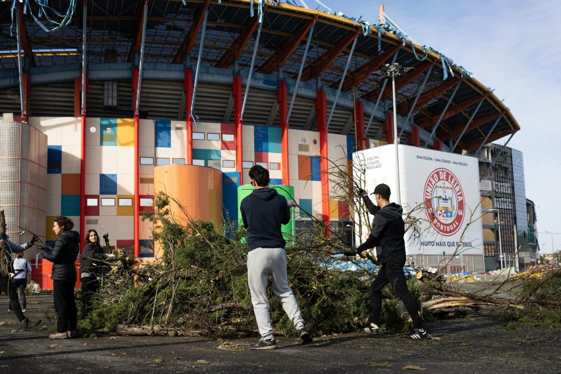 Au Portugal, un stade détruit après la tempête Kristin : les habitants se mobilisent Portugal Leiria tempête